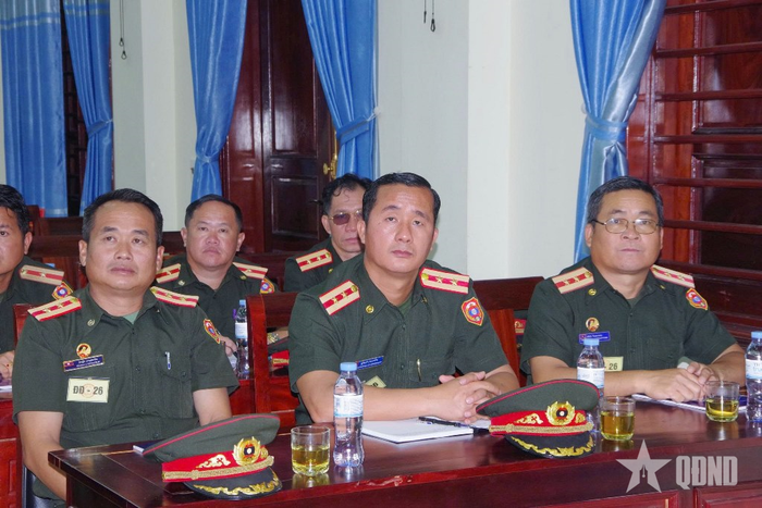 Các đại biểu Quân đội nhân dân Lào tham quan diễn tập. 