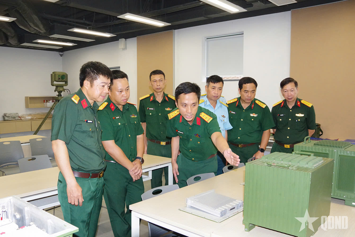 Các đại biểu tham quan mô hình học cụ phục vụ lớp tập huấn. 