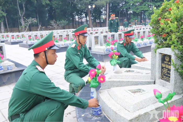  Chiến sĩ đơn vị thắp hương tri ân các anh hùng liệt sĩ.