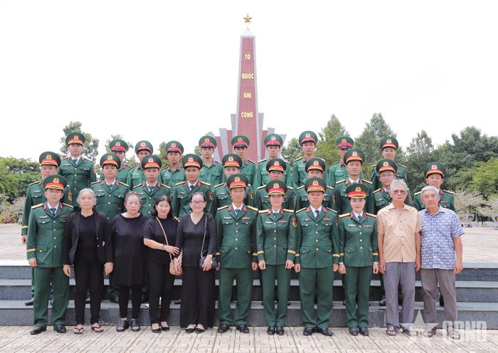 Cán bộ, chiến sĩ Trung đoàn 4 cùng các đại biểu tại Nghĩa trang Liệt sĩ Nhơn Trạch (TP Đồng Nai).