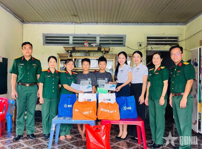  Thăm hỏi, tặng quà các đối tượng chính sách.