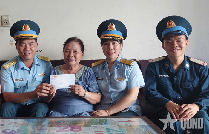  Chỉ huy Trung đoàn trao quà tặng Bà Võ Thị Bích Ngọc, gia đình chính sách, ở phường An Hải, TP Đà Nẵng.