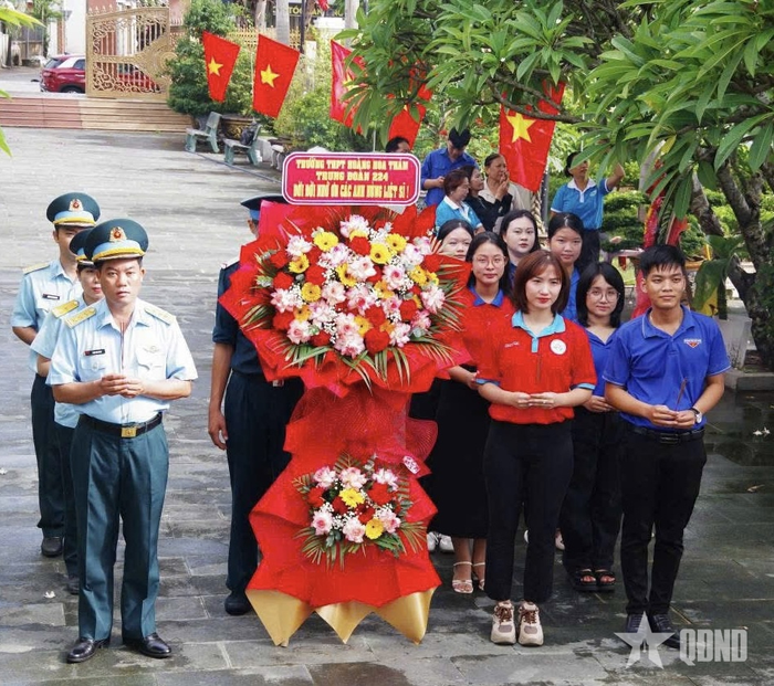  Trung đoàn 224 và Trường THPT Hoàng Hoa Thám dâng hương tại Nghĩa trang Liệt sĩ ngành Bưu điện.