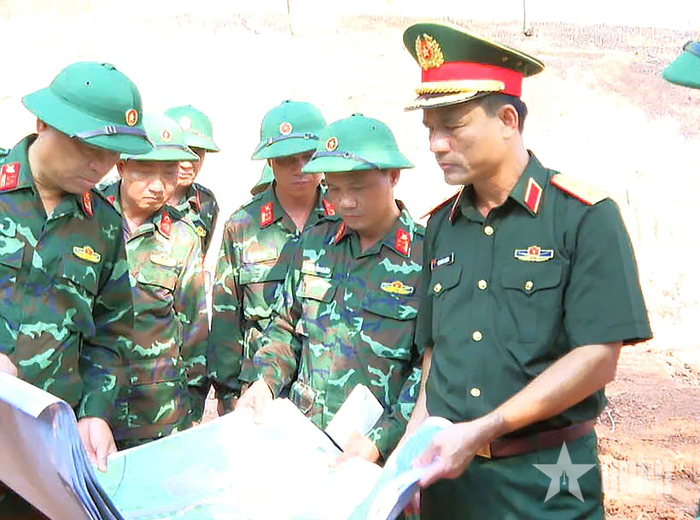  Trung tướng Lê Xuân Thuân kiểm tra khu vực tổ chức diễn tập. 