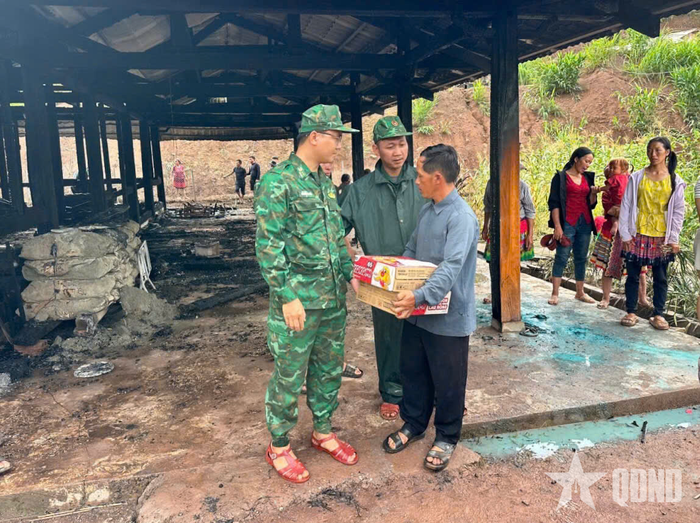  Đồn Biên phòng Mù Cả hỗ trợ nhu yếu phẩm cho anh Vàng A Quỷ.