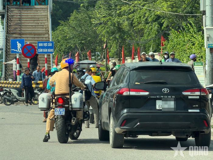  Một số trường hợp xe cá nhân cũng được nhắc nhở, xử lý.