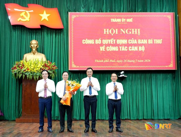 Thường trực Thành ủy Đà Nẵng tặng hoa, chúc mừng Phó Bí thư Thành ủy Huế Lê Trí Thanh.