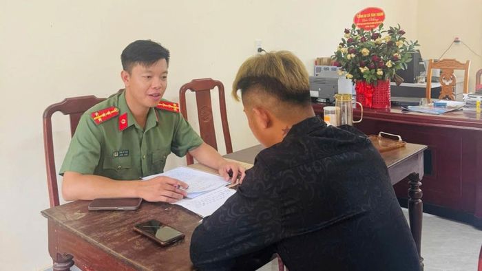 Cơ quan Công an làm việc với bà N.T.T (ảnh trái) và ông Cao Xuân H. về hành vi bình luận, đăng thông tin có nội dung sai sự thật, xuyên tạc trên mạng xã hội.
