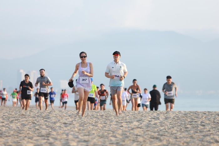 Gần 2.000 người tham gia sự kiện chạy chân trần trên biển Đà Nẵng.