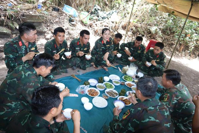 Những suất cơm nóng do các nữ quân nhân tự tay nấu nướng tiếp thêm tinh thần cho lực lượng làm nhiệm vụ.
