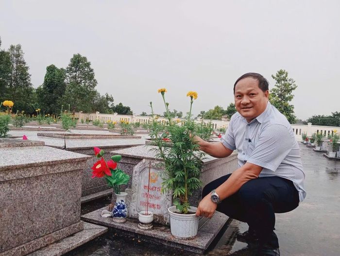 Ông Nguyễn Phước Sơn – Bí thư xã Quế Sơn Trung - đặt chậu hoa lên phần mộ các liệt sĩ.