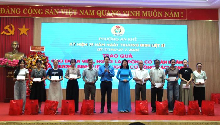 Lãnh đạo Công đoàn phường An Khê trao quà tri ân các đoàn viên là thân nhân gia đình chính sách, người có công với cách mạng.