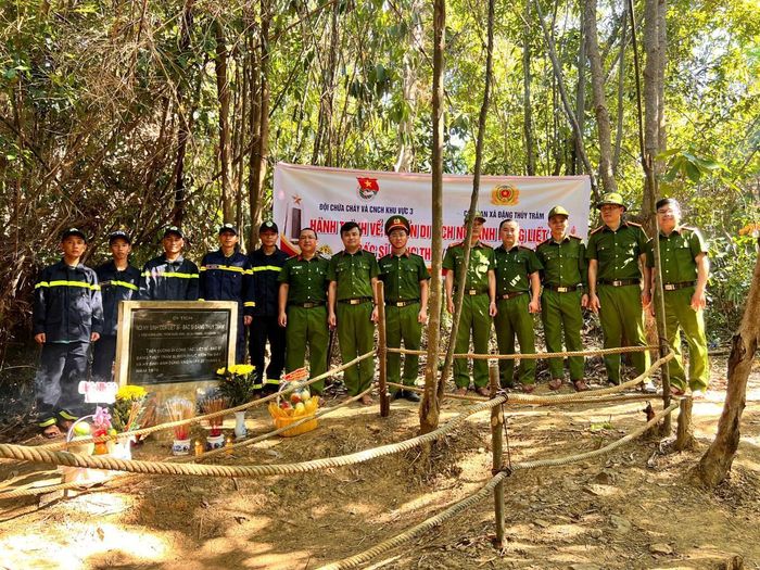 Thăm di tích, nơi Bác sĩ Đặng Thùy Trâm hy sinh.