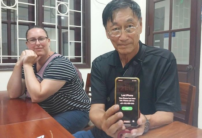 Vợ chồng du khách nước ngoài vui mừng nhận lại tài sản.