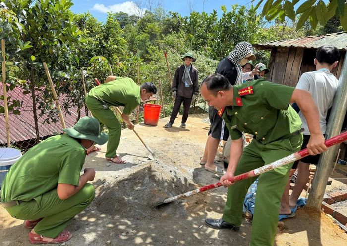 Lực lượng công an xã và các bạn sinh viên xây dựng nhà vệ sinh cho các gia đình chính sách, các hộ dân có hoàn cảnh khó khăn