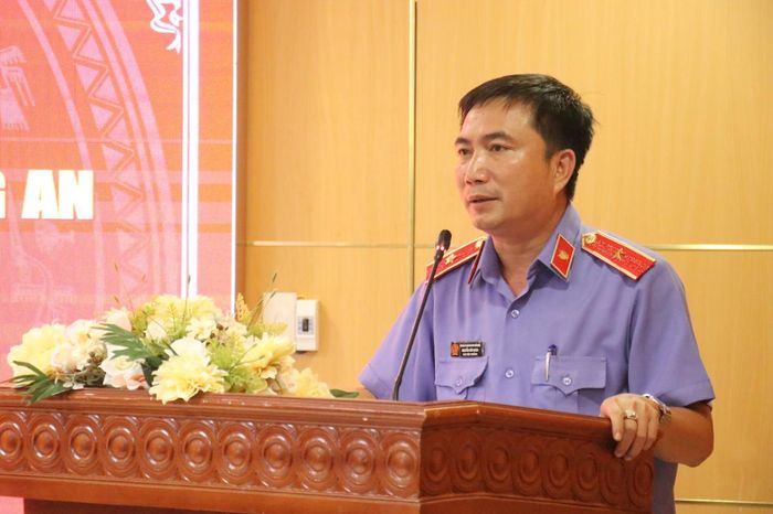 Đại diện Viện kiểm sát nhân dân thành phố tham luận lại hội thảo