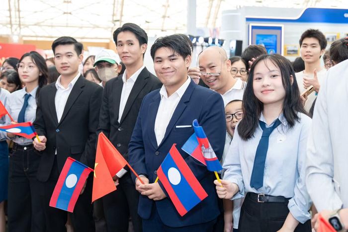Payouth Xanavongxay (hàng đầu tiên, thứ hai từ phải qua) trong khoảng thời gian học tập và hòa nhập tại Việt Nam.