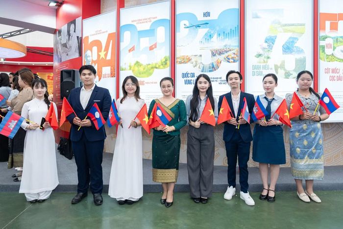 Payouth Xanavongxay (thứ 2 từ trái sang) tại Triển lãm thành tựu Đất nước.