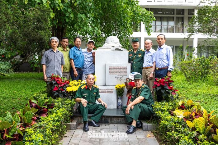 Thế hệ người lính sinh viên năm xưa hội ngộ trước tượng đài Cán bộ và sinh viên xếp bút nghiên lên đường bảo vệ Tổ quốc.