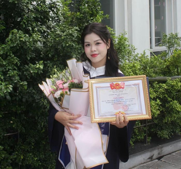 Phạm Quỳnh Hương trong ngày nhận danh hiệu Thủ khoa Khóa 49 Học viện Ngoại giao. Với nữ sinh, điều đọng lại nhiều nhất sau lễ tốt nghiệp là lòng biết ơn dành cho gia đình, thầy cô và bạn bè đã đồng hành suốt bốn năm đại học.