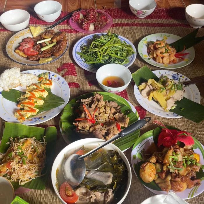 Những món ăn giản dị được chính các tình nguyện viên chuẩn bị.
