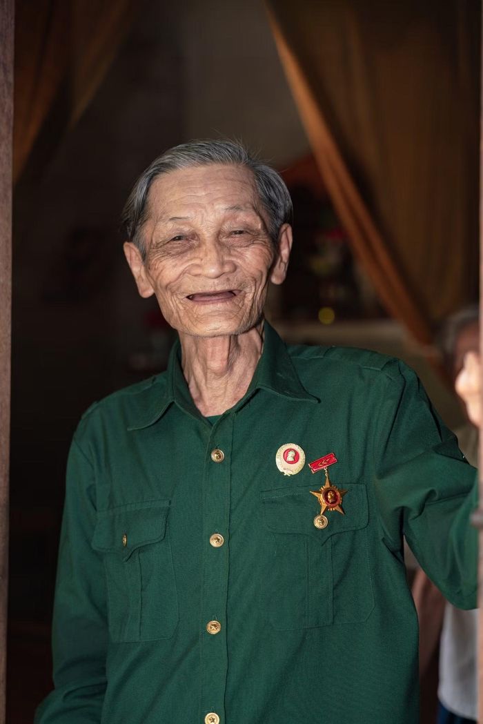 Nụ cười của người thương binh cao tuổi trong ngày đón những vị khách trẻ đến thăm là khoảnh khắc đọng lại nhiều cảm xúc của chương trình.