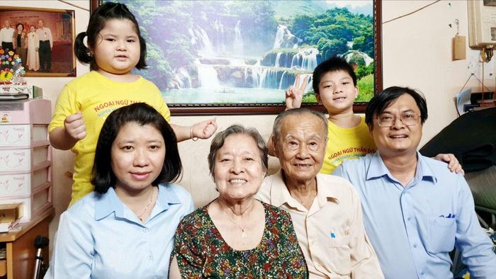 Vợ chồng ông Lê Hồng Tư - Nguyễn Thị Châu bên con cháu (ẢNH: Nhân vật cung cấp)