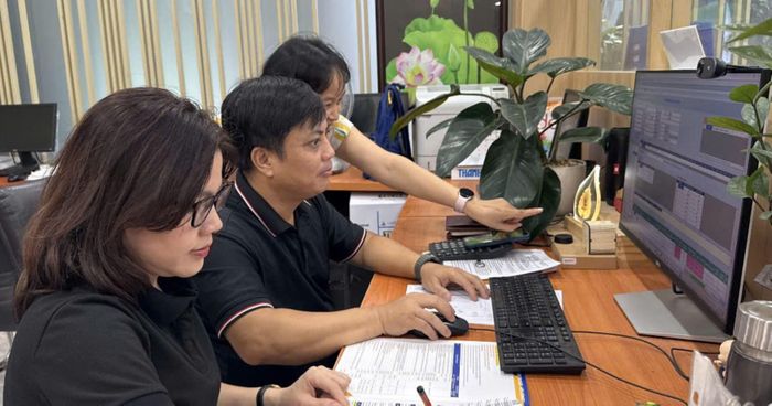 Cán bộ kỹ thuật Trường ĐH Công nghiệp TPHCM chạy dữ liệu giả lập để chuẩn bị cho công tác lọc ảo, xét tuyển (ẢNH: THANH HÙNG)