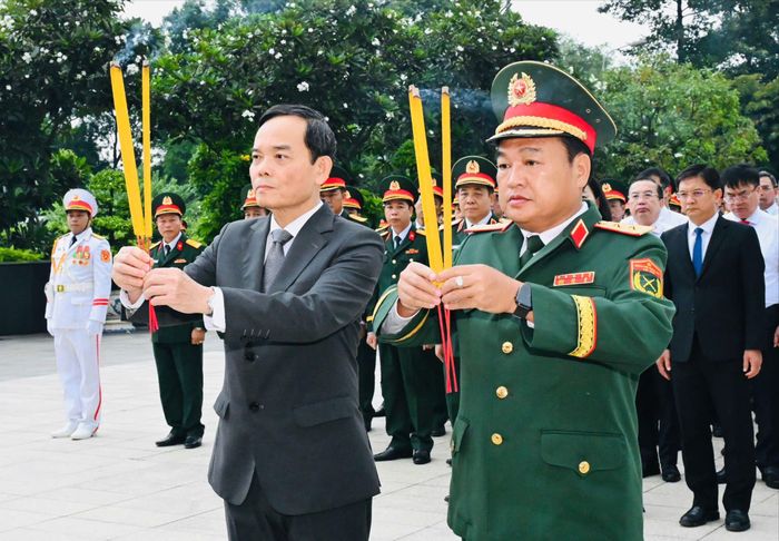  Bí thư Thành ủy TPHCM Trần Lưu Quang và Trung tướng Trần Vinh Ngọc, Chính ủy Quân khu 7, dâng hương tại Nghĩa trang Liệt sĩ TPHCM. Ảnh: VIỆT DŨNG 