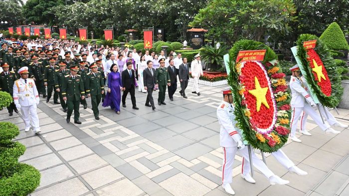  Đoàn đại biểu dâng hoa, dâng hương tại Nghĩa trang TPHCM. Ảnh: VIỆT DŨNG 