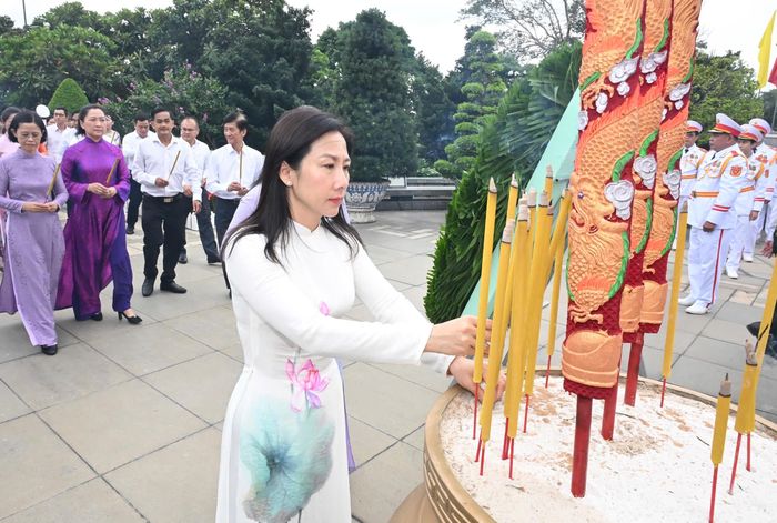  Đại biểu dâng hương tại Nghĩa trang TPHCM. Ảnh: VIỆT DŨNG 