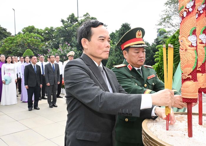  Bí thư Thành ủy TPHCM Trần Lưu Quang và Trung tướng Trần Vinh Ngọc, Chính ủy Quân khu 7, dâng hương tại Nghĩa trang TPHCM. Ảnh: VIỆT DŨNG 