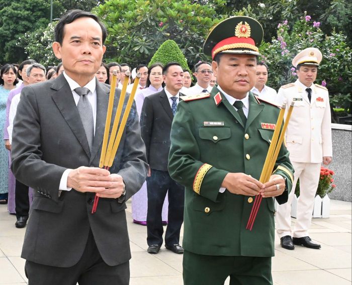  Bí thư Thành ủy TPHCM Trần Lưu Quang và Trung tướng Trần Vinh Ngọc, Chính ủy Quân khu 7, dâng hương tại Nghĩa trang Liệt sĩ TPHCM. Ảnh: VIỆT DŨNG 