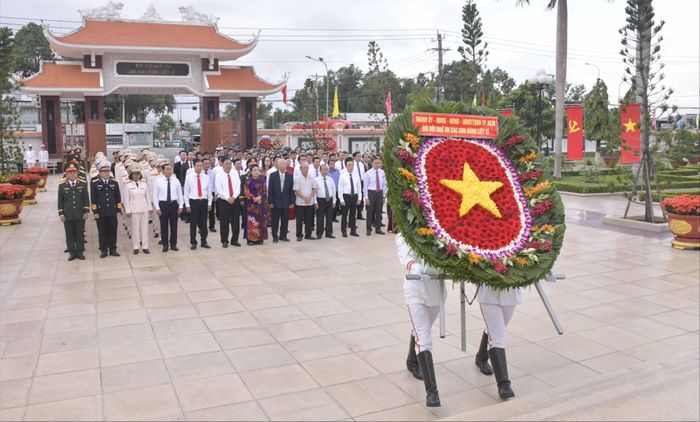 Các đại biểu dâng hoa tại Nghĩa trang Liệt sĩ Bà Rịa - Vũng Tàu
