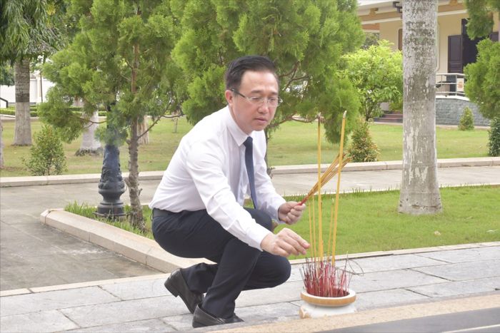 Đồng chí Nguyễn Văn Thọ dâng hương mộ liệt sĩ