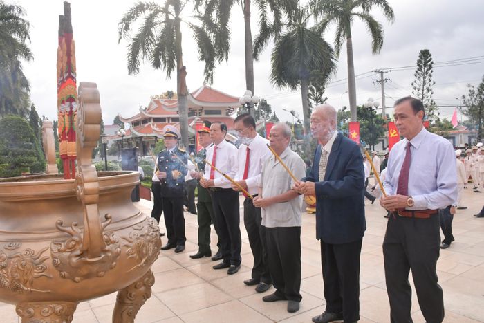 Các đại biểu dâng hương tại lễ viếng