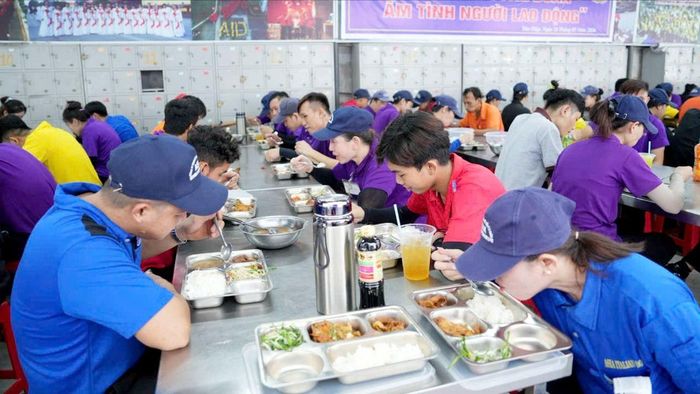 Công nhân dùng cơm trưa tại Công ty TNHH Kỹ nghệ Cửa Ý - Á Châu, phường Tân Hiệp, TPHCM (ẢNH: TÂM TRANG)