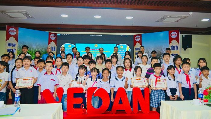 Đại biểu, Ban lãnh đạo Vedan Việt Nam cùng các em học sinh là con CB-CNV chụp ảnh lưu niệm tại lễ tuyên dương, khen thưởng năm học 2025–2026