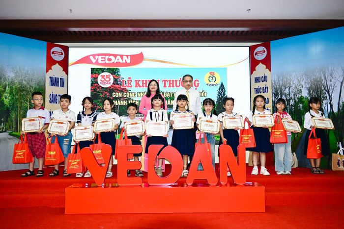 Phó Chủ tịch Liên đoàn Lao động TP. Đồng Nai Nguyễn Thị Tuyết và Tổng Giám đốc Vedan Việt Nam Ni Chih Hao trao thưởng cho các em học sinh đạt thành tích xuất sắc
