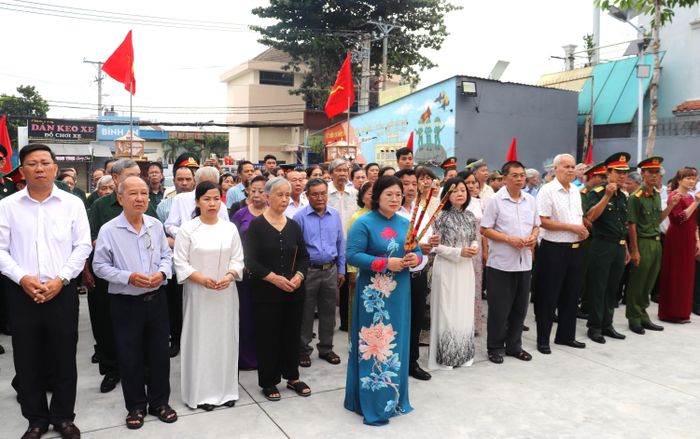  Lãnh đạo TPHCM cùng lãnh đạo và người dân phường Tân Sơn Nhì dâng hương tưởng nhớ các Anh hùng liệt sĩ. Ảnh: CẨM TUYẾT 