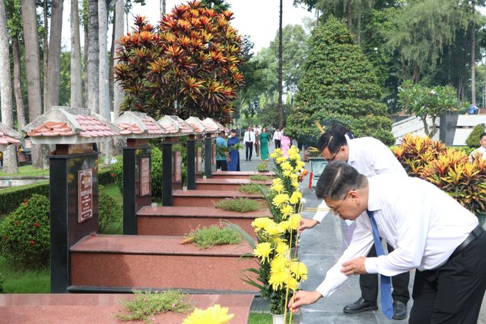 Các đại biểu dâng hương tại Nghĩa trang Liệt sĩ Củ Chi