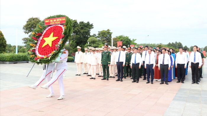 Đoàn đại biểu dâng hoa, dâng hương tại Nghĩa trang Chính sách TPHCM. Ảnh: NGÔ BÌNH