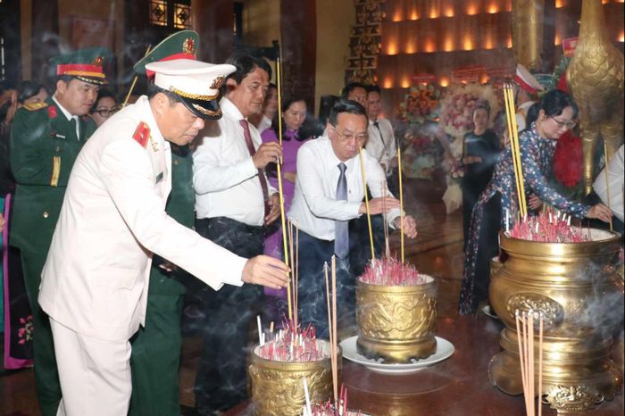 Các đại biểu dâng hương tại Đền tưởng niệm Liệt sĩ Bến Dược. Ảnh: NGÔ BÌNH