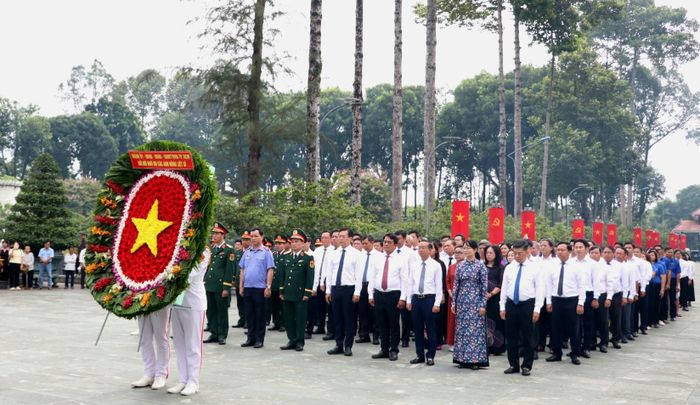 Đoàn đại biểu dâng hoa, dâng hương tại Nghĩa trang Liệt sĩ Củ Chi, xã An Nhơn Tây. Ảnh: NGÔ BÌNH