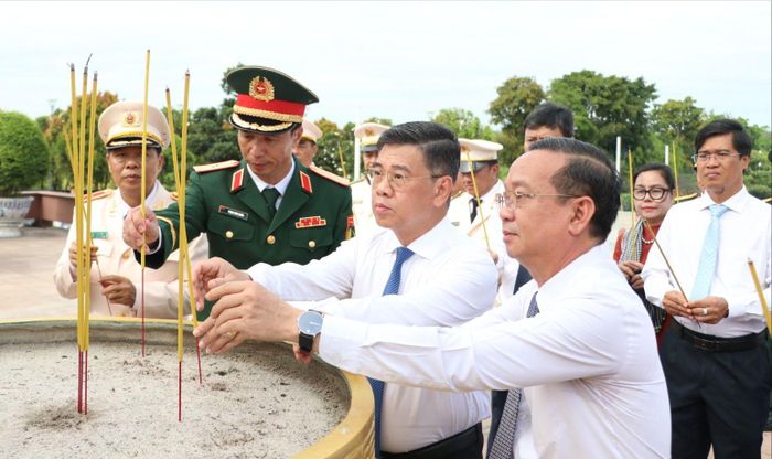 Đại biểu dâng hương tại Nghĩa trang Chính sách TPHCM