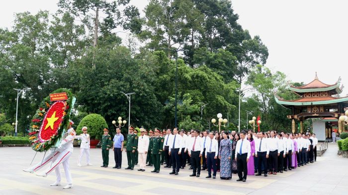 Đoàn đại biểu TPHCM dâng hoa, dâng hương tại Đền tưởng niệm Liệt sĩ Bến Dược. Ảnh: NGÔ BÌNH