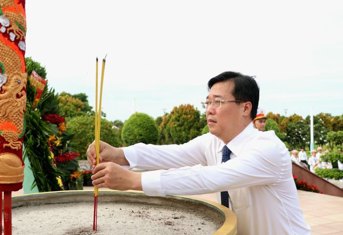 Đồng chí Lê Quốc Phong dâng hương tại Nghĩa trang Chính sách TPHCM. Ảnh: NGÔ BÌNH