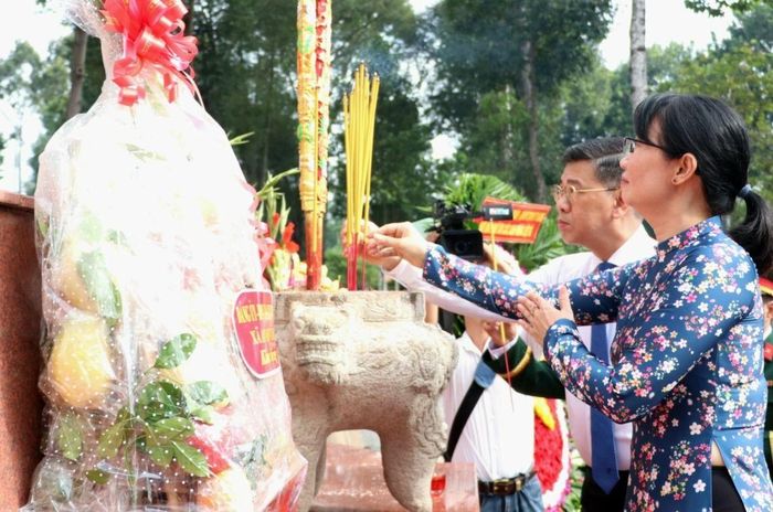Các đại biểu dâng hương tại Nghĩa trang Liệt sĩ Củ Chi