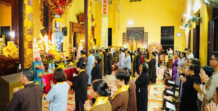 Phật tử tụng kinh, cầu siêu cho những người đã hy sinh vì độc lập, tự do của Tổ quốc. Ảnh: GHPGVN