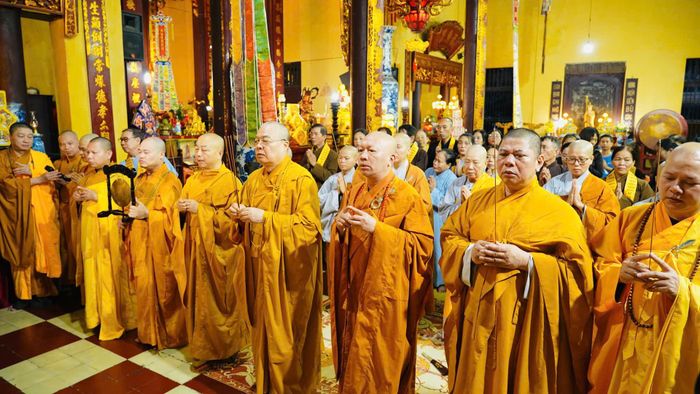 Các Hòa thượng, Thượng tọa, Đại đức, Tăng ni và phật tử chùa Quán Sứ tụng kinh và thực hiện nghi lễ tâm linh. Ảnh: GHPGVN